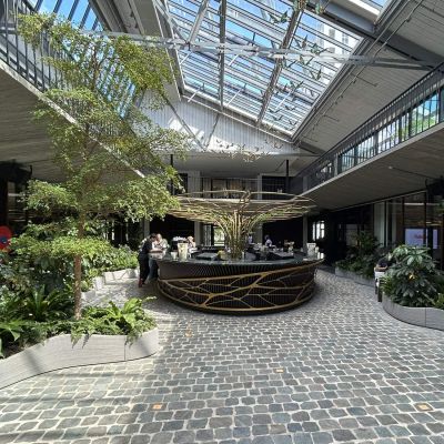 Organisch gevormde keerwanden kantoortuin