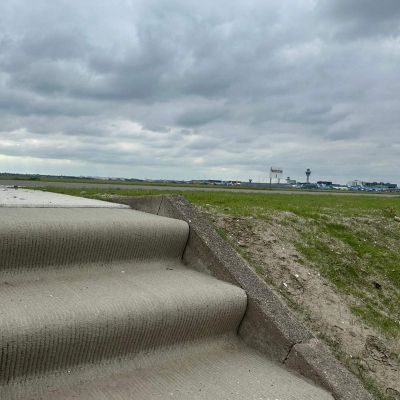 Escaliers en pente, imprim&eacute;s en 3D dans le cadre des grands travaux de maintenance de la piste Buitenveldertbaan &agrave; l&rsquo;a&eacute;roport de Schiphol